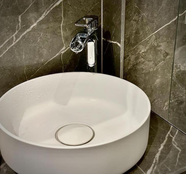 Stunning Luxury Croydon Apartment Gatwick Airport Close Purley Eksteriør billede